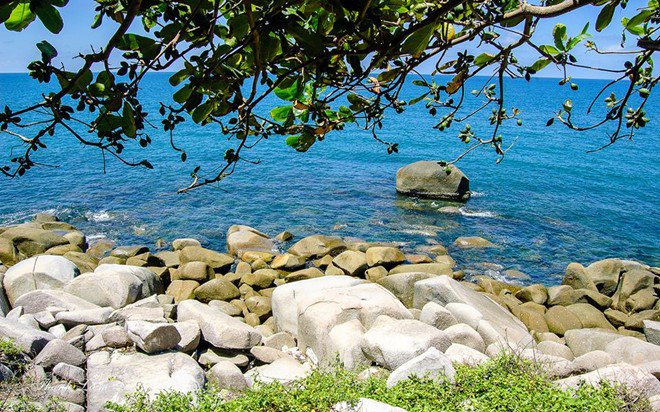 Tr&ecirc;n đảo c&oacute; nhiều b&atilde;i như b&atilde;i Giếng, b&atilde;i Nh&agrave;, b&atilde;i Bấc, b&atilde;i Thi&ecirc;n Tuế, Dinh &Ocirc;ng, b&atilde;i Đ&aacute; Ch&agrave;i&hellip;